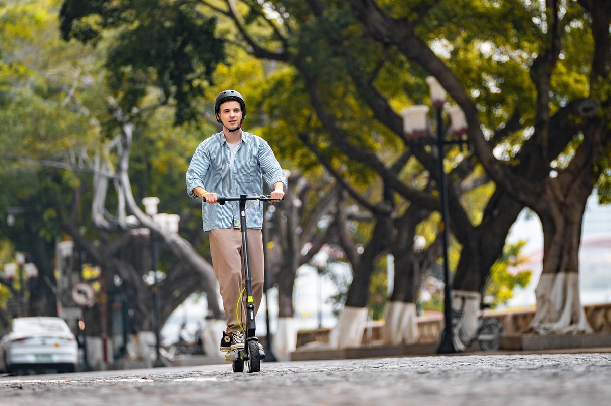 NAVEE S65 Electric Scooter for Adults - Electric Scooter with 10'' Self-healing Pneumatic Tires - Motor power E Step from 500W to 1000W - Range up to 65km at a speed of 25km/h