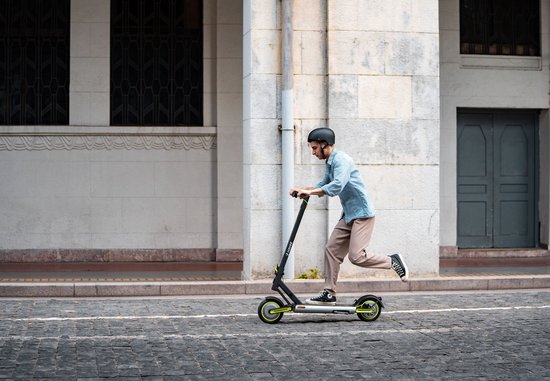 NAVEE S65 elektrische scooter voor volwassenen - elektrische scooter met 10'' zelfherstellende luchtbanden - Motorvermogen E-stap van 500W tot 1000W - Bereik tot 65 km bij een snelheid van 25 km/u